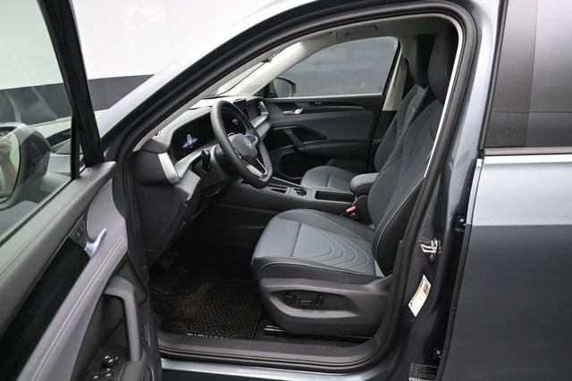 New 2026 Volkswagen Tiguan SE FWD image 9