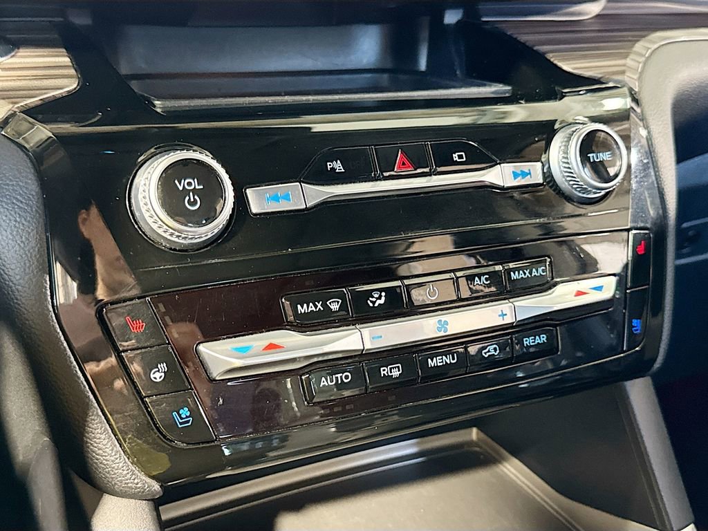 Used 2021 Ford Explorer Limited w/ Equipment Group 301A AWD/4WD image 25