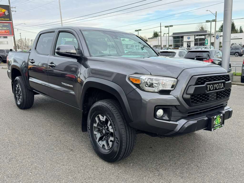 Used 2018 Toyota Tacoma TRD Off-Road w/ Technology Package image 18
