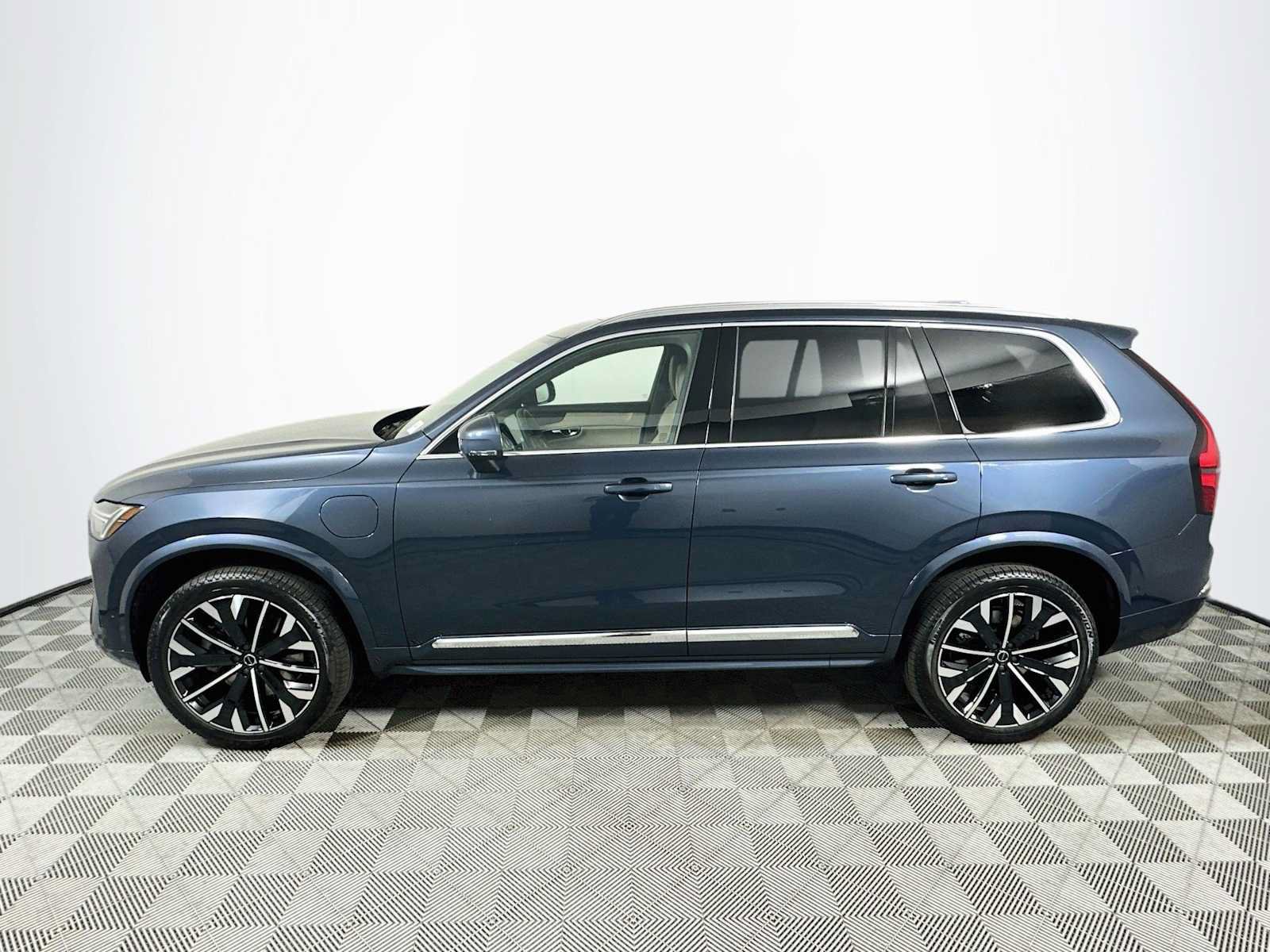 Used 2026 Volvo XC90 T8 Plus w/ Protection Package Premier AWD/4WD image 4
