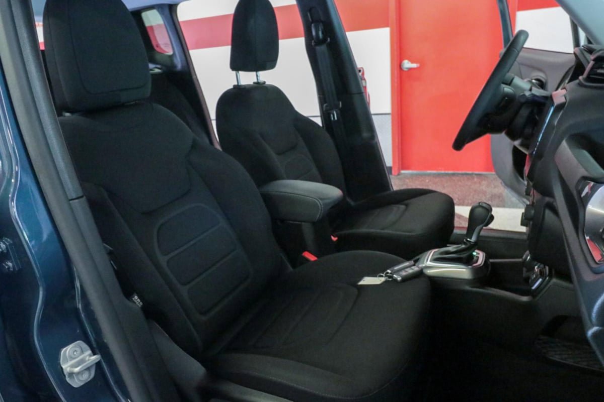 Used 2022 Jeep Renegade Latitude AWD/4WD image 22