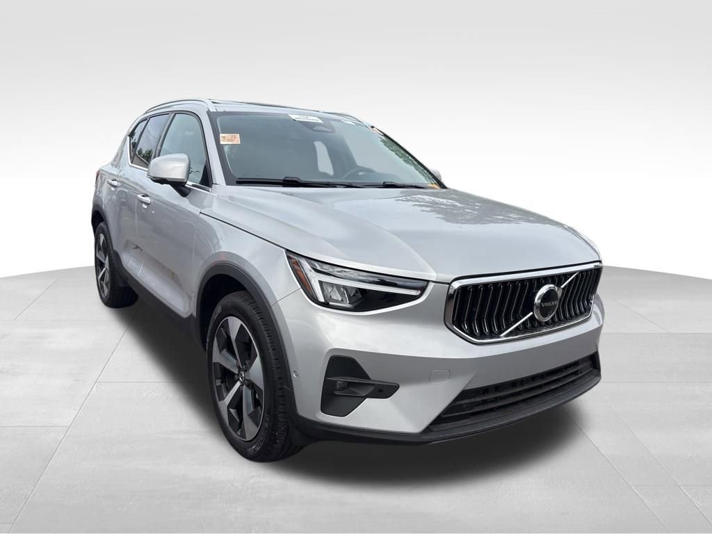 Used 2025 Volvo XC40 B5 Plus AWD/4WD image 7