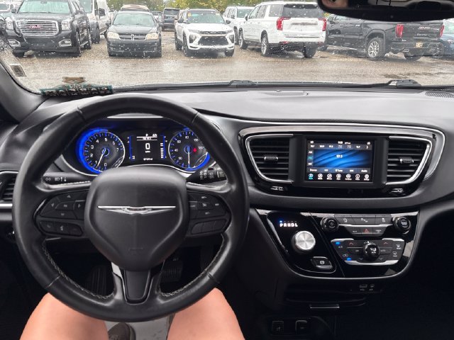 Used 2020 Chrysler Pacifica Touring w/ S Appearance Package FWD image 10
