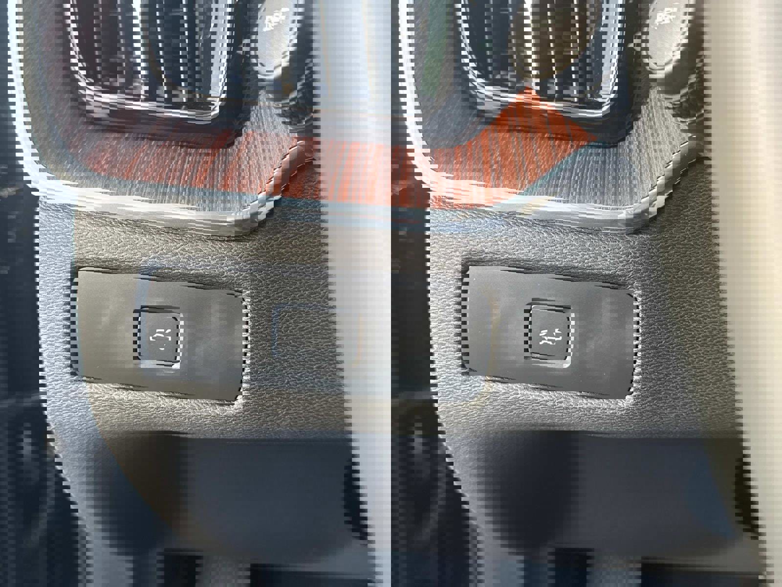 Certified 2023 Volvo XC60 B5 Plus w/ Climate Package image 30