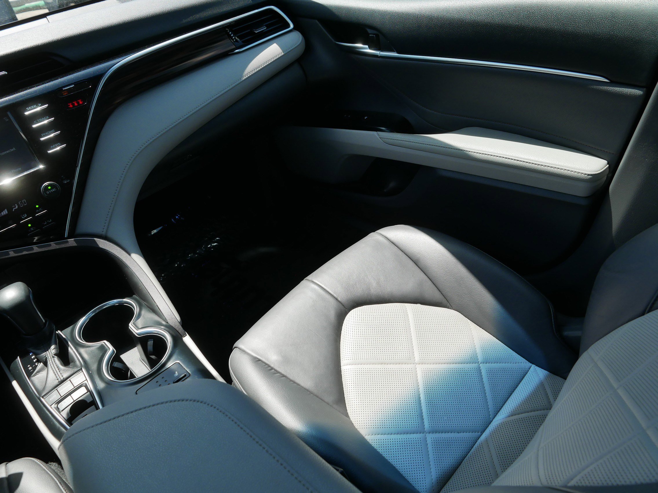 Used 2018 Toyota Camry XLE FWD image 11