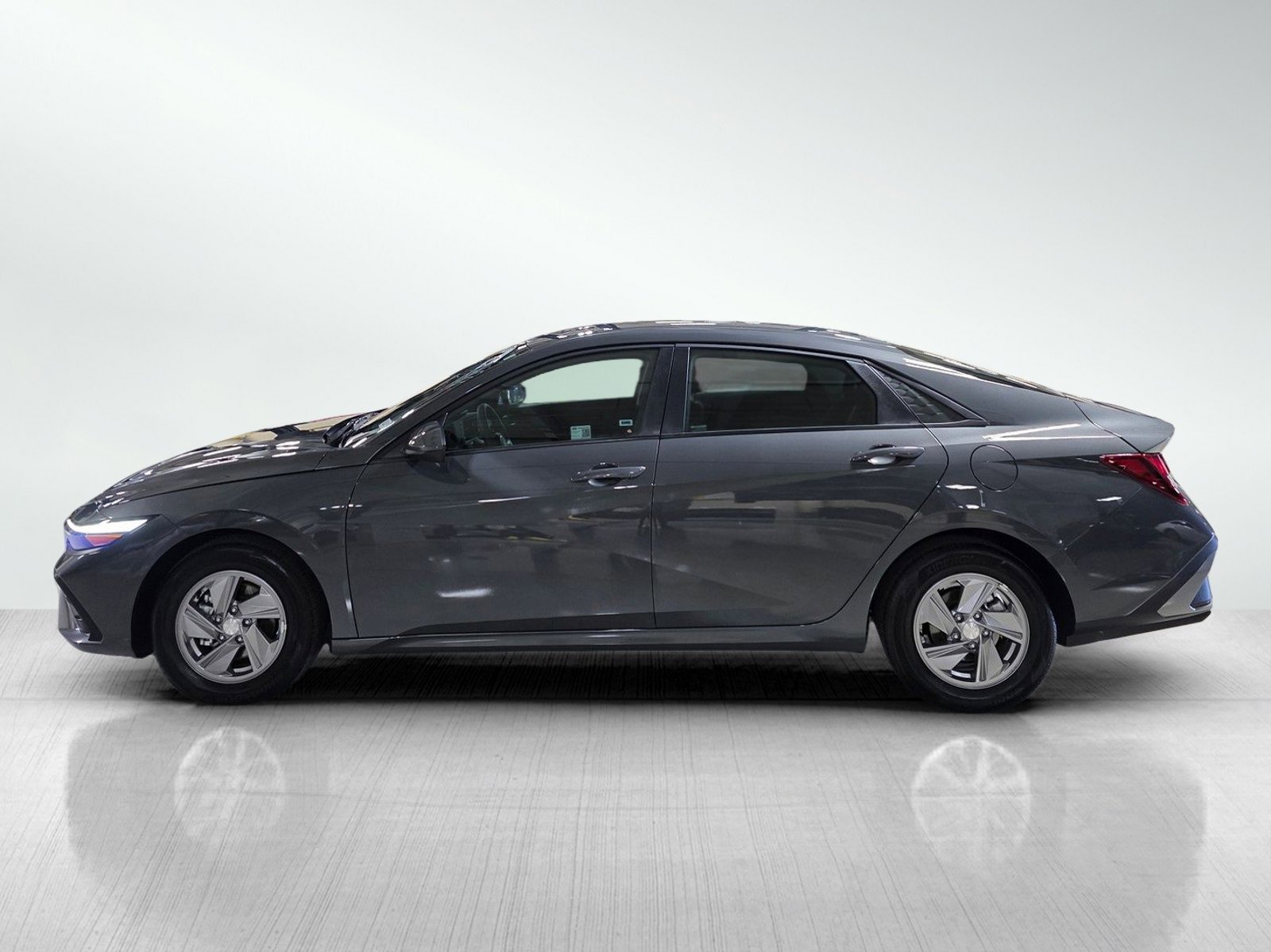 Certified 2025 Hyundai Elantra SE image 4