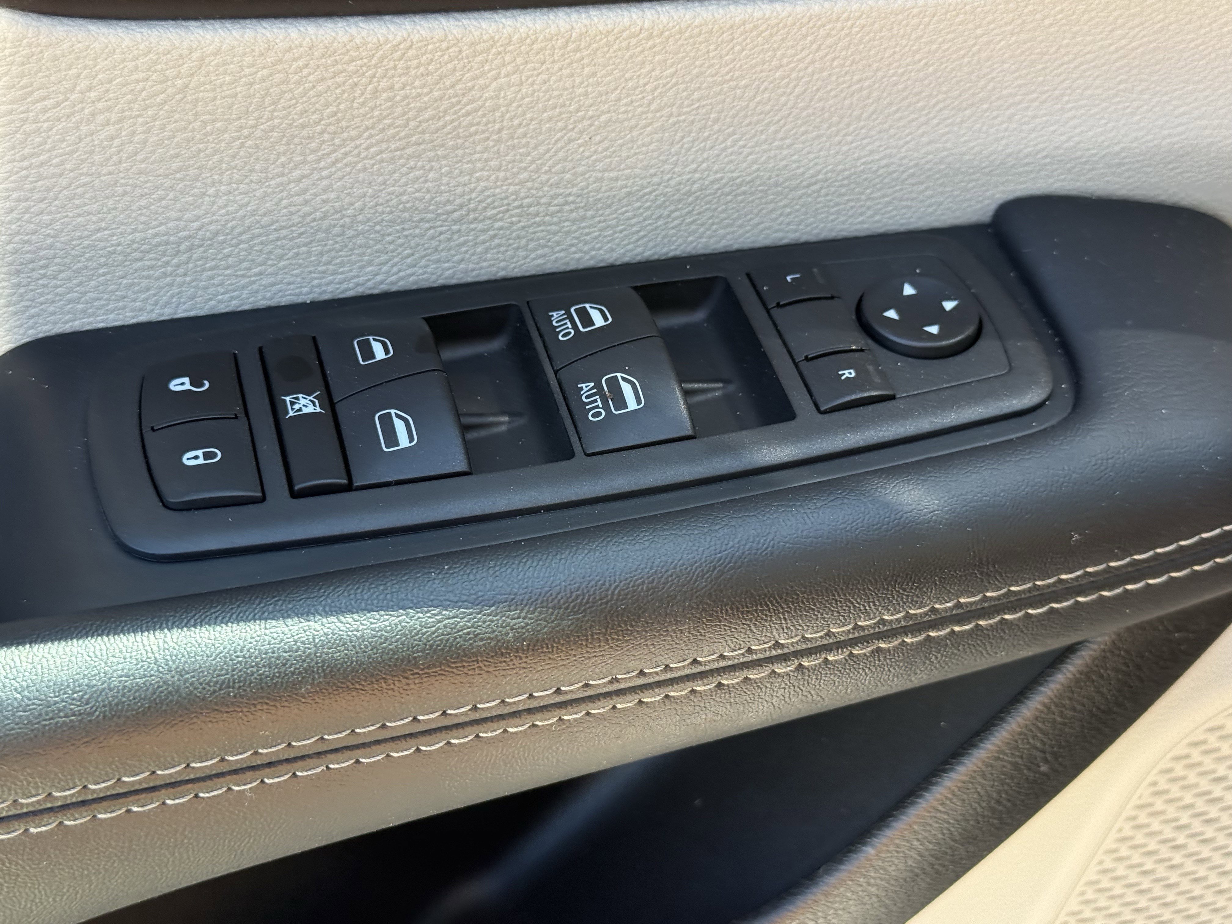 Used 2023 Chrysler Voyager LX image 26