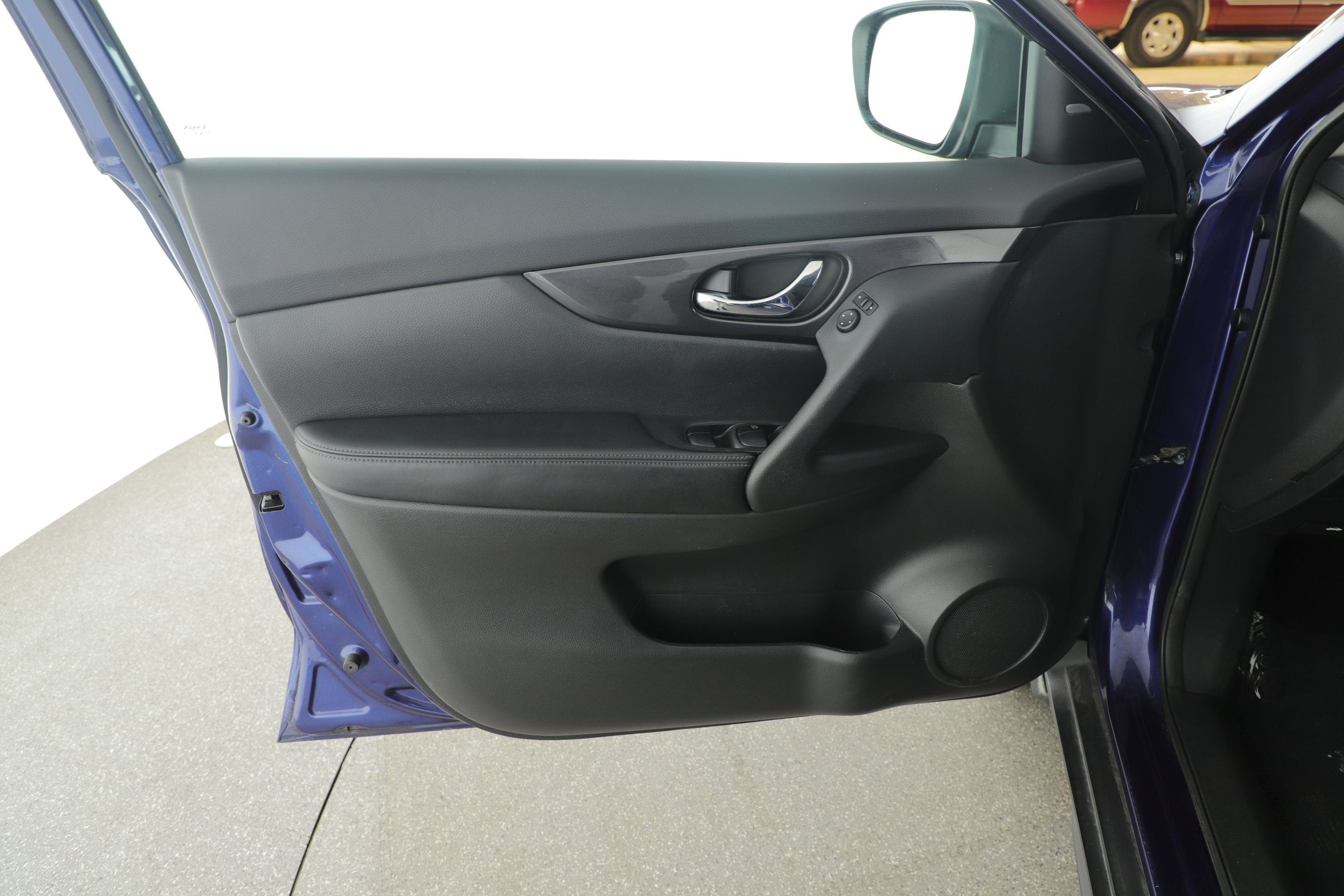 Used 2018 Nissan Rogue SV image 6