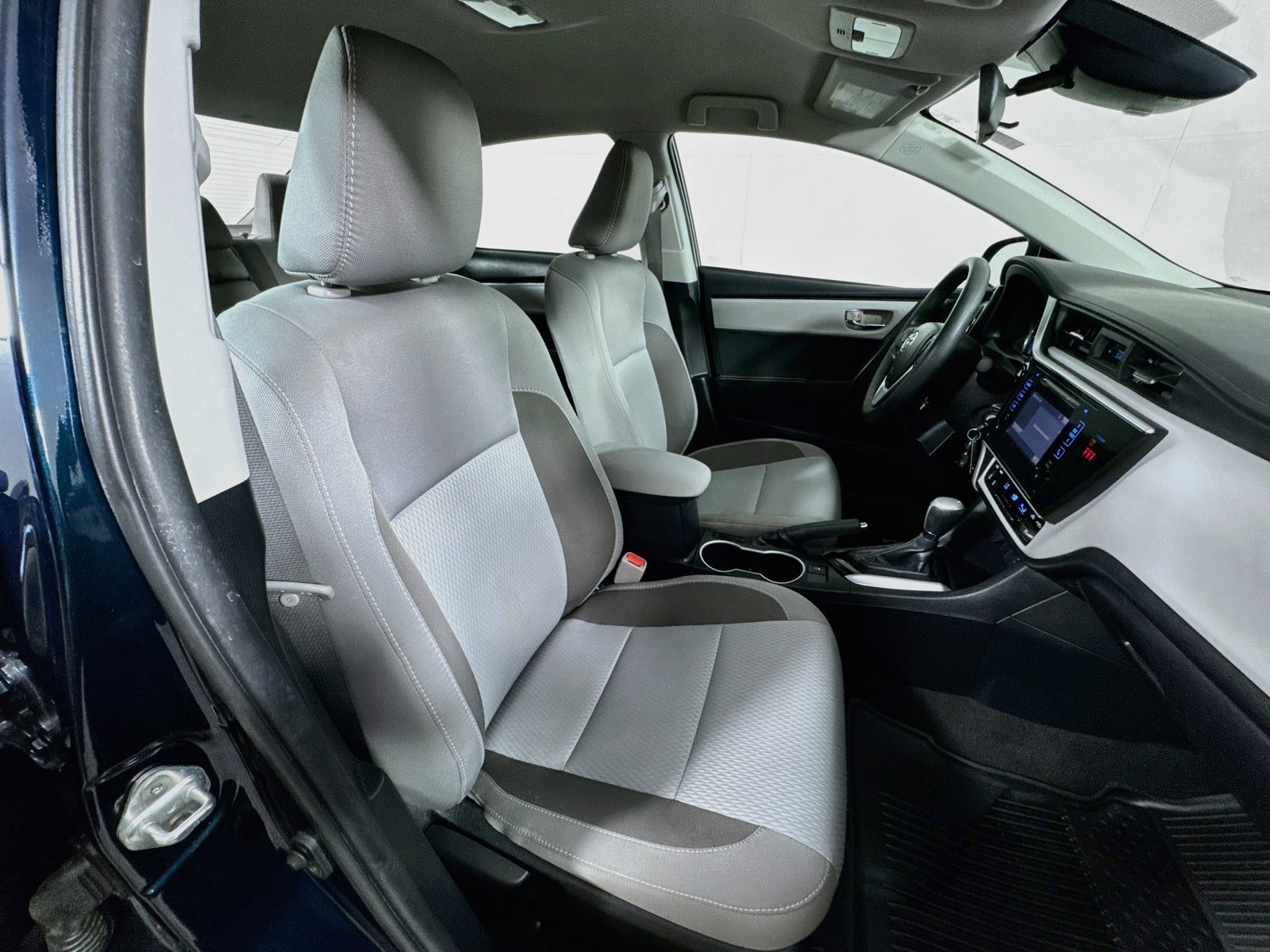 Used 2018 Toyota Corolla LE FWD image 25