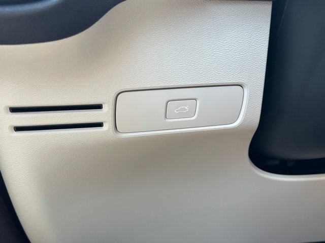 Certified 2025 Volvo XC40 B5 Plus AWD/4WD image 31