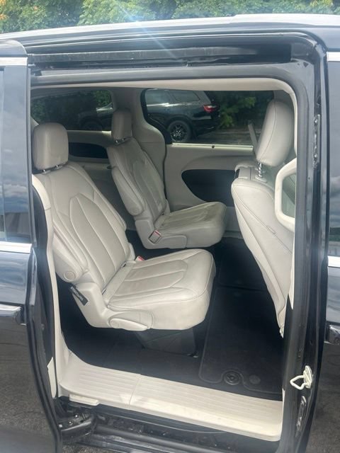 Used 2017 Chrysler Pacifica Touring-L Plus w/ Advanced Safetytec Group FWD image 25