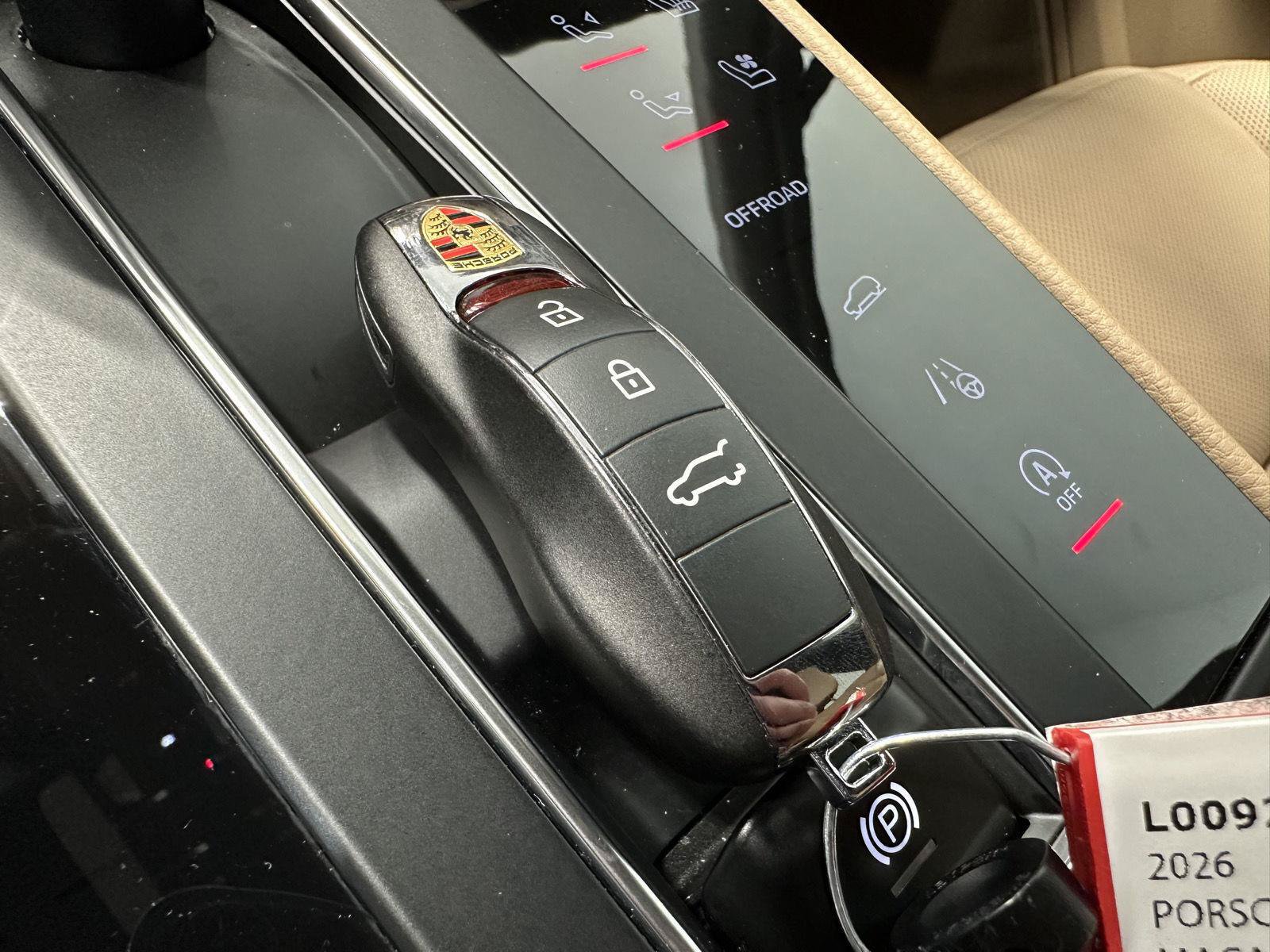Certified 2025 Porsche Macan AWD/4WD image 46