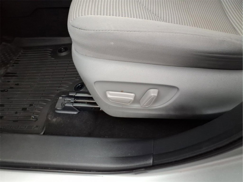 Used 2023 Toyota Highlander L image 18