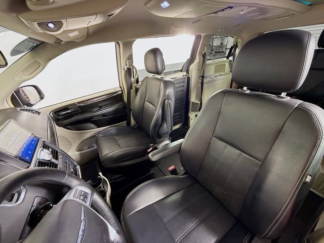 Used 2011 Chrysler Town & Country Touring-L w/ Entertainment Group #2 FWD image 5