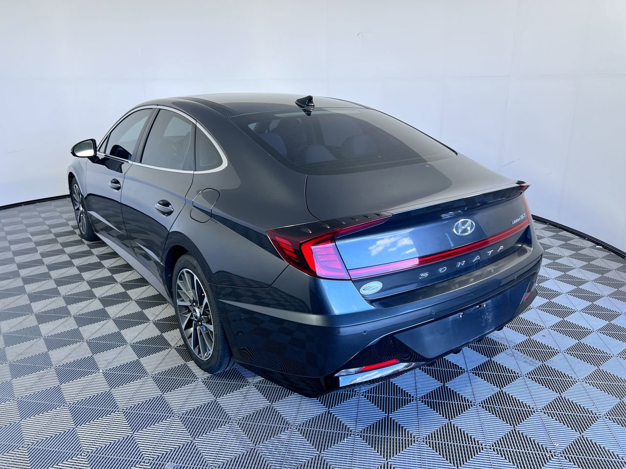 Used 2021 Hyundai Sonata Limited w/ Preferred Accessory Package FWD image 5