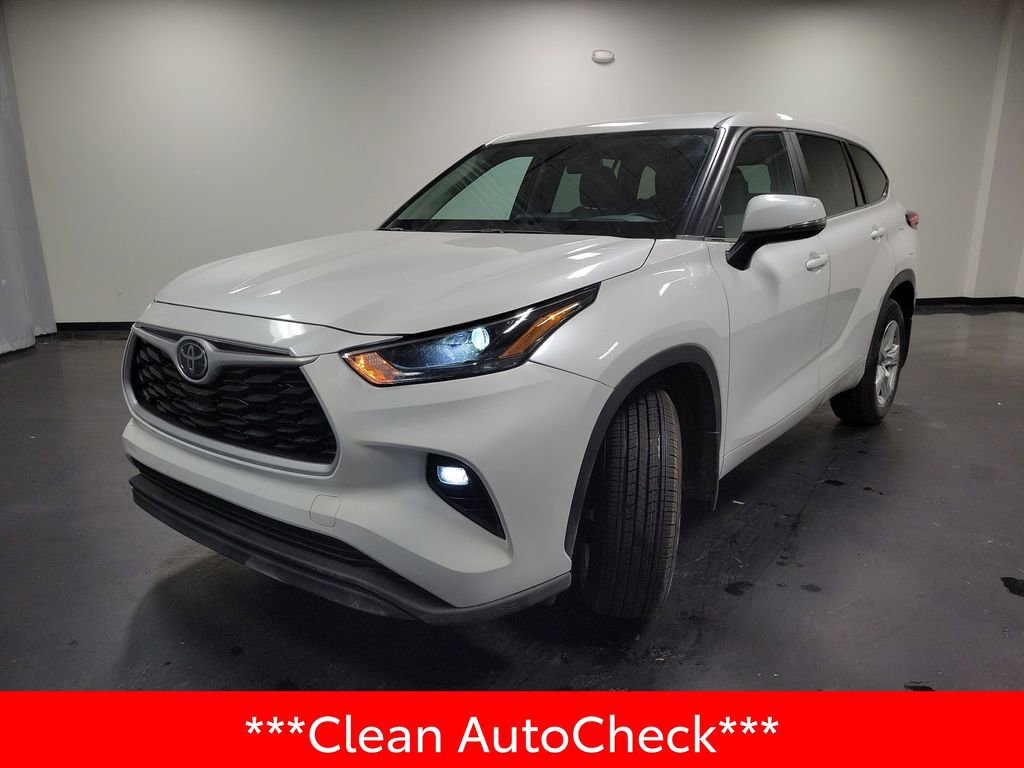 Used 2023 Toyota Highlander LE AWD/4WD image 4