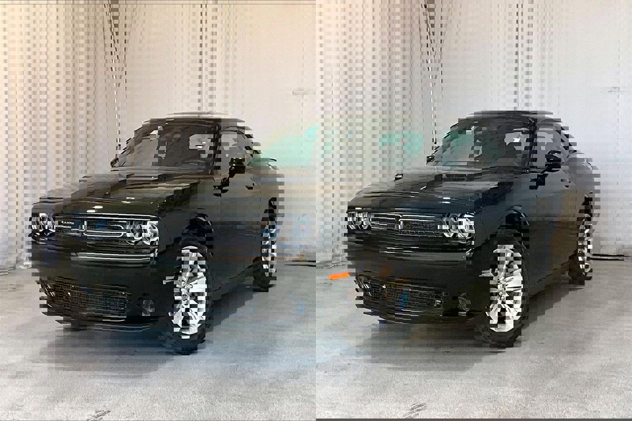 Used 2023 Dodge Challenger SXT image 2