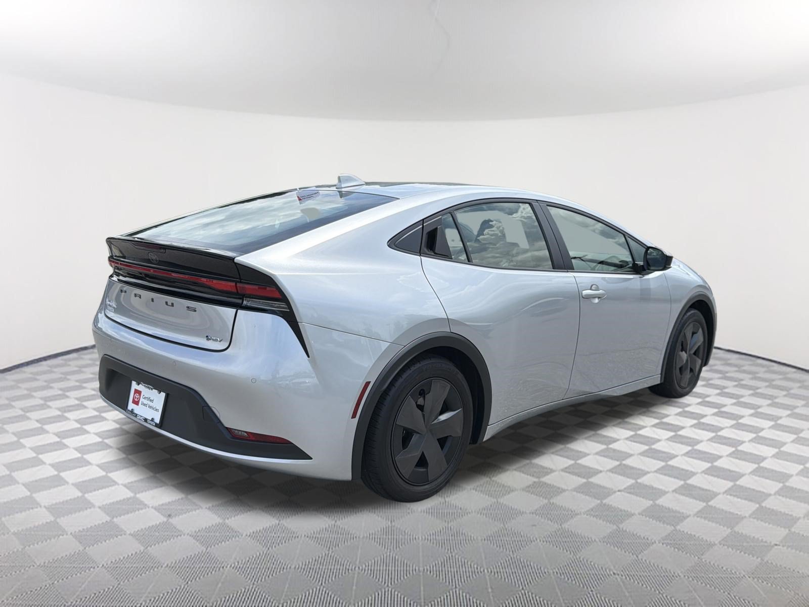Certified 2025 Toyota Prius LE FWD image 17