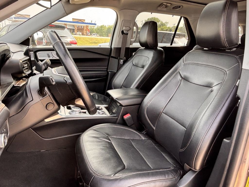 Used 2021 Ford Explorer Limited w/ Equipment Group 301A AWD/4WD image 22