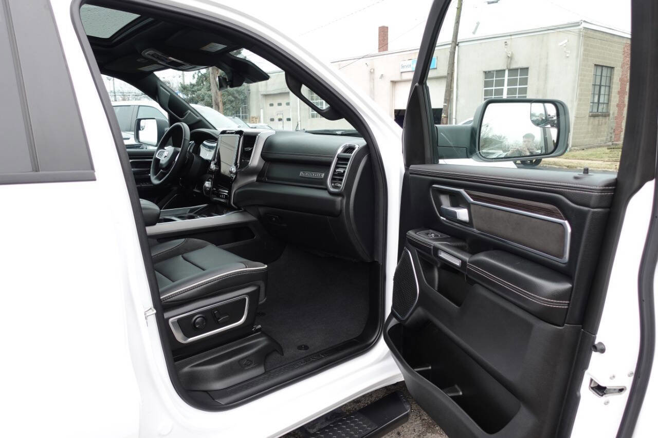 Used 2025 RAM 1500 Laramie w/ Sport Appearance Package AWD/4WD image 32