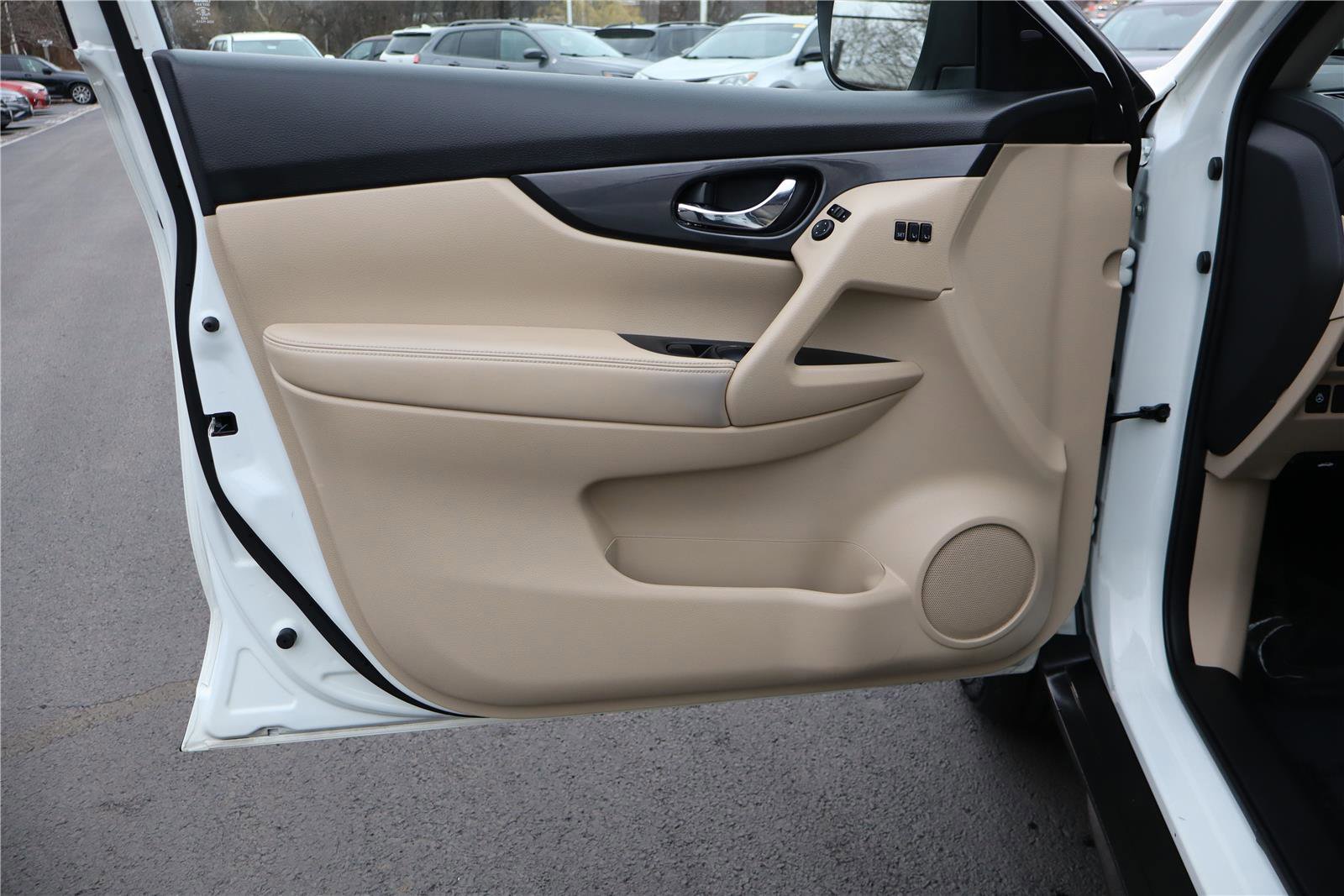 Used 2020 Nissan Rogue SV w/ Premium Package image 13