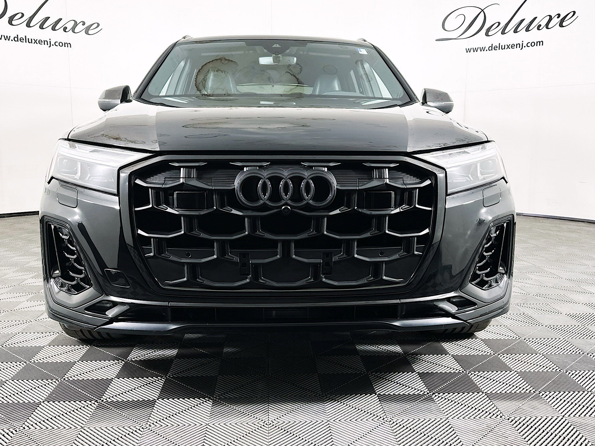 Used 2025 Audi SQ7 Premium Plus w/ Executive Package image 2