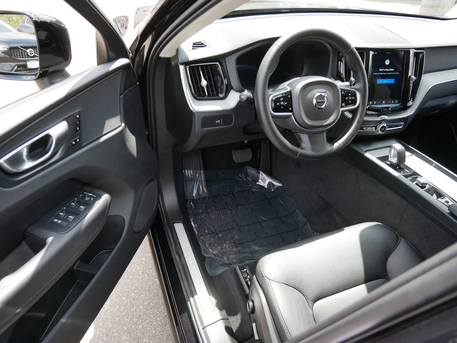 Certified 2025 Volvo XC60 B5 Plus AWD/4WD image 10