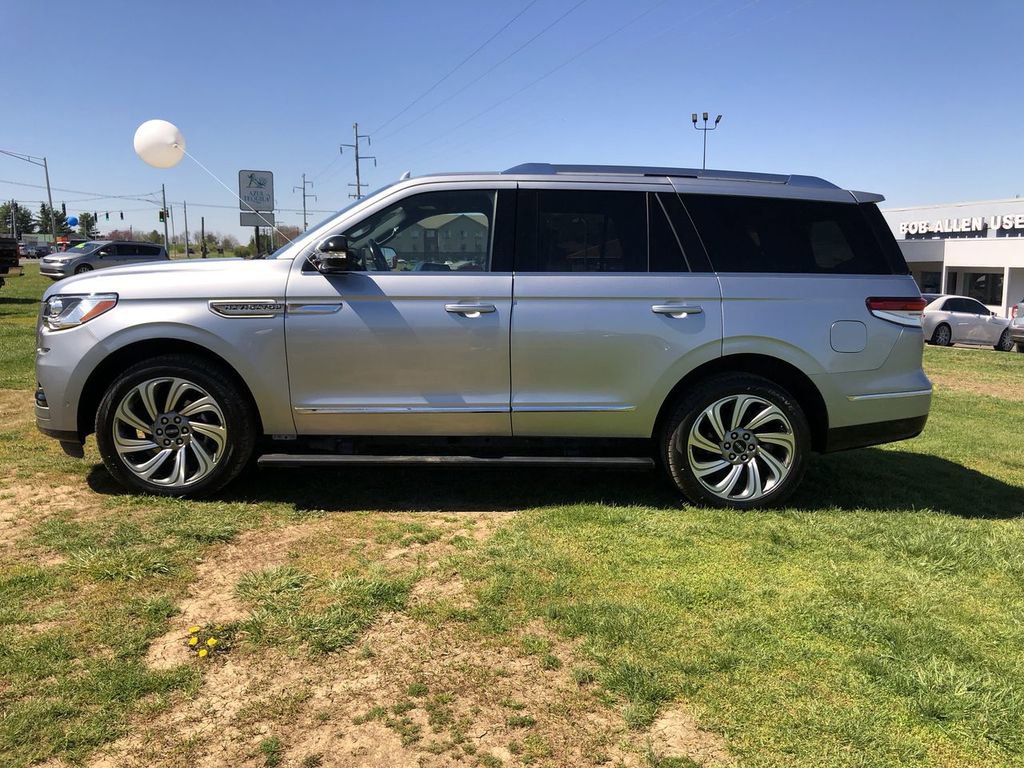 Used 2023 Lincoln Navigator Reserve AWD/4WD image 3