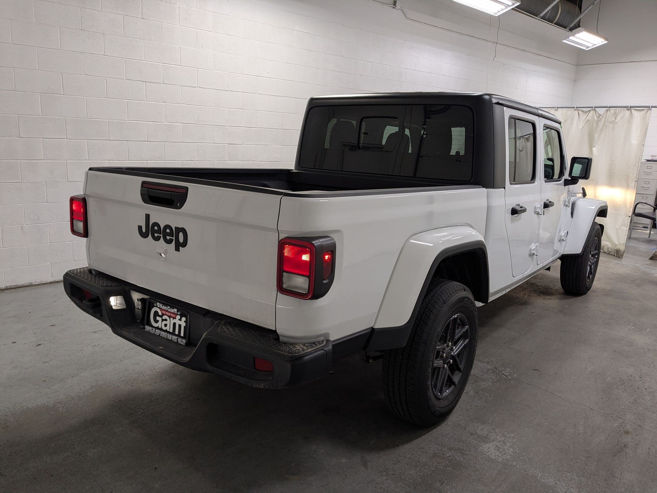 Certified 2025 Jeep Gladiator Sport AWD/4WD image 7