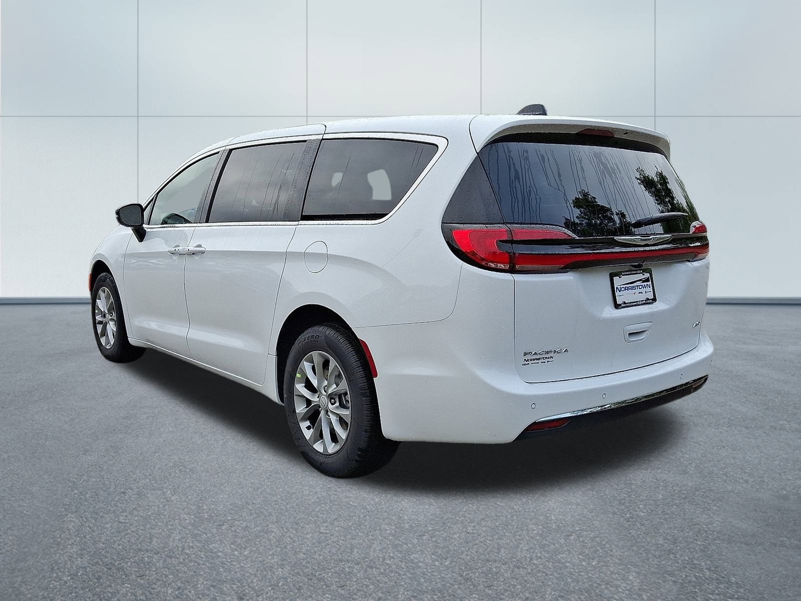 New 2026 Chrysler Pacifica Select image 3