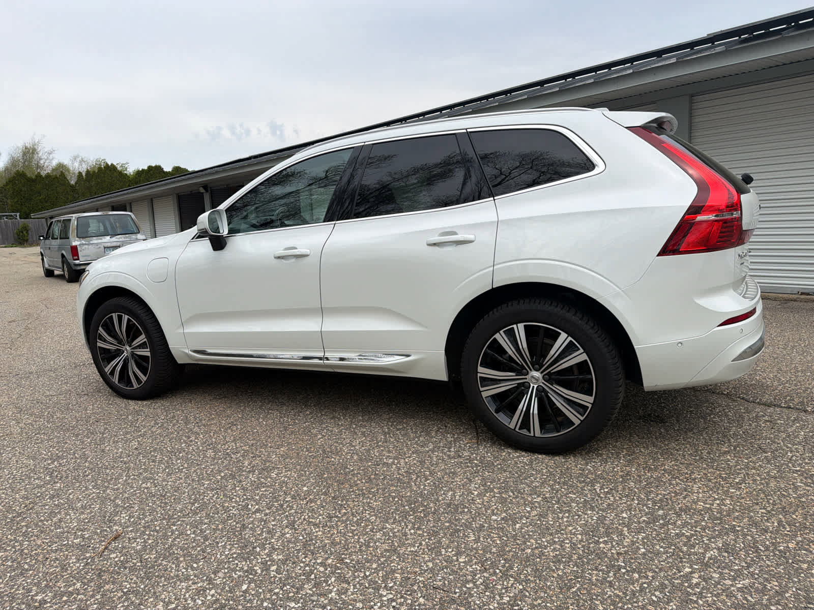 Used 2022 Volvo XC60 T8 Inscription w/ Advanced Package AWD/4WD image 3