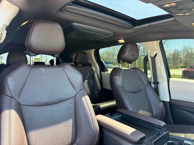 Used 2024 Toyota Sienna Platinum AWD/4WD image 8