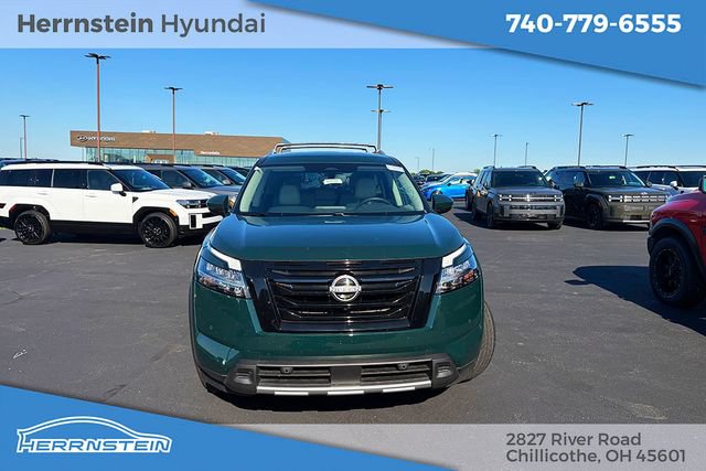 Used 2024 Nissan Pathfinder SL w/ Black Appearance Package AWD/4WD image 2