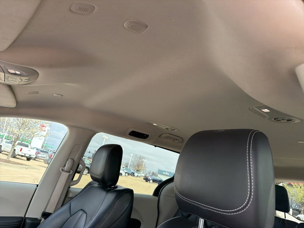 Used 2023 Chrysler Pacifica Touring-L image 10