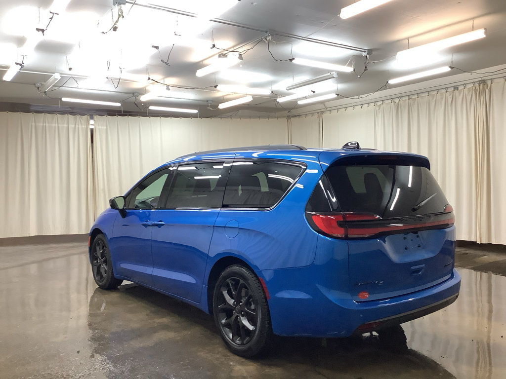 New 2027 Chrysler Pacifica Limited FWD image 8