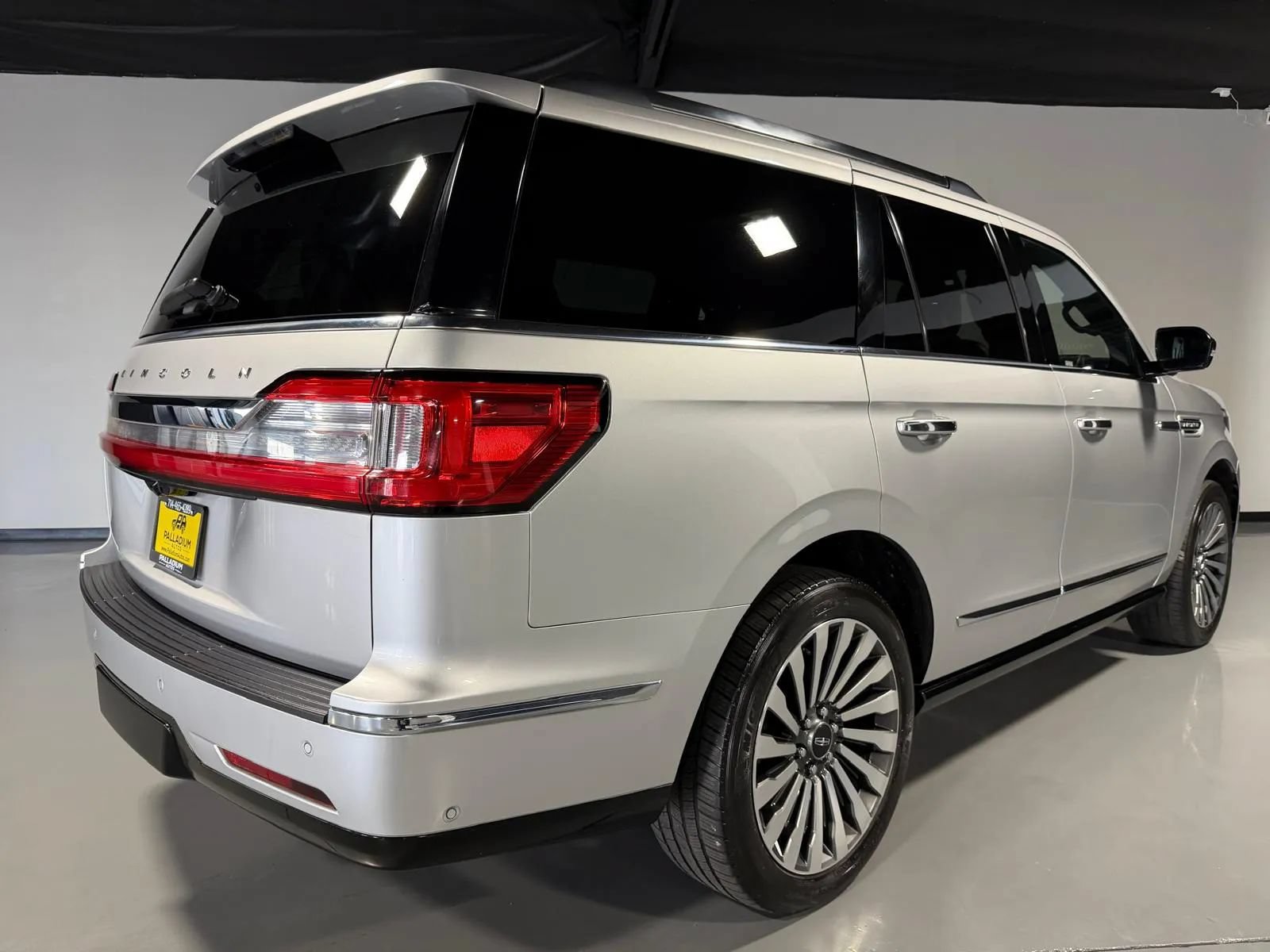 Used 2018 Lincoln Navigator Reserve w/ Technology Package AWD/4WD image 4