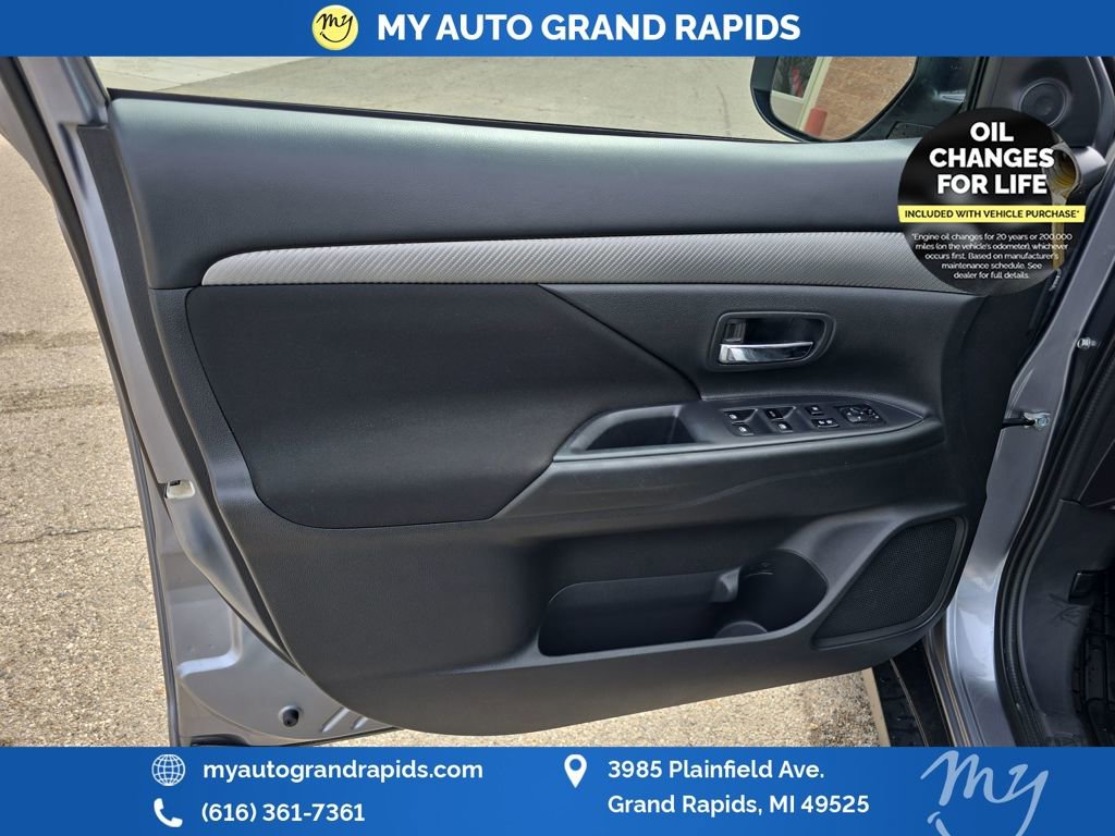 Used 2017 Mitsubishi Outlander SE image 10