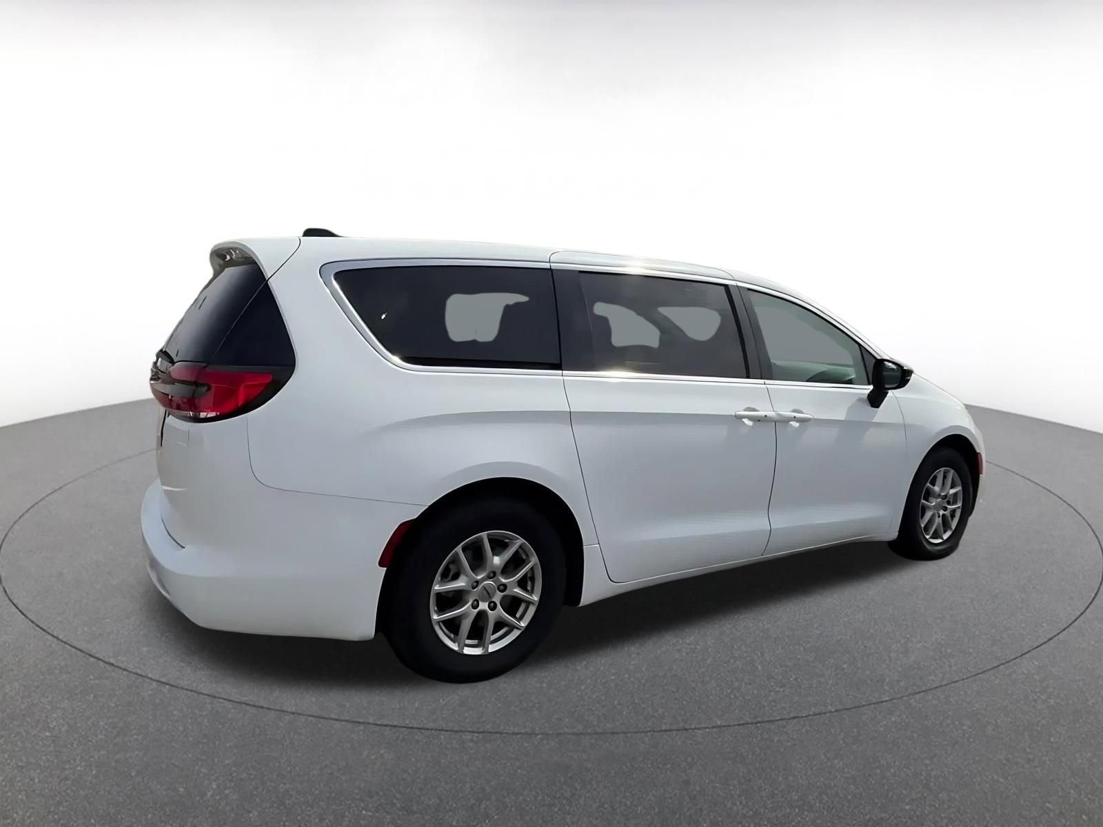Used 2024 Chrysler Pacifica Touring-L image 15