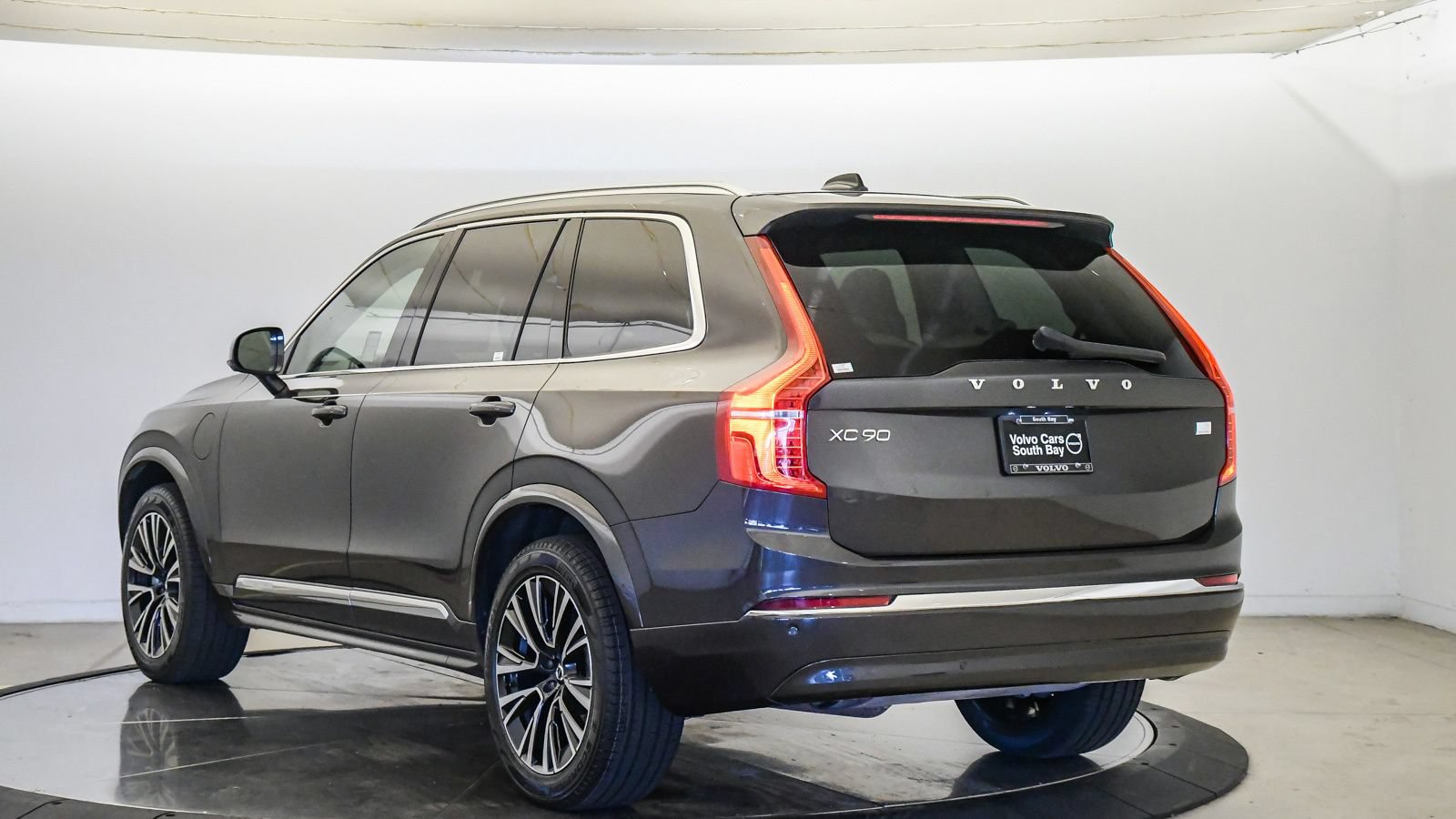 Certified 2024 Volvo XC90 T8 Core AWD/4WD image 2