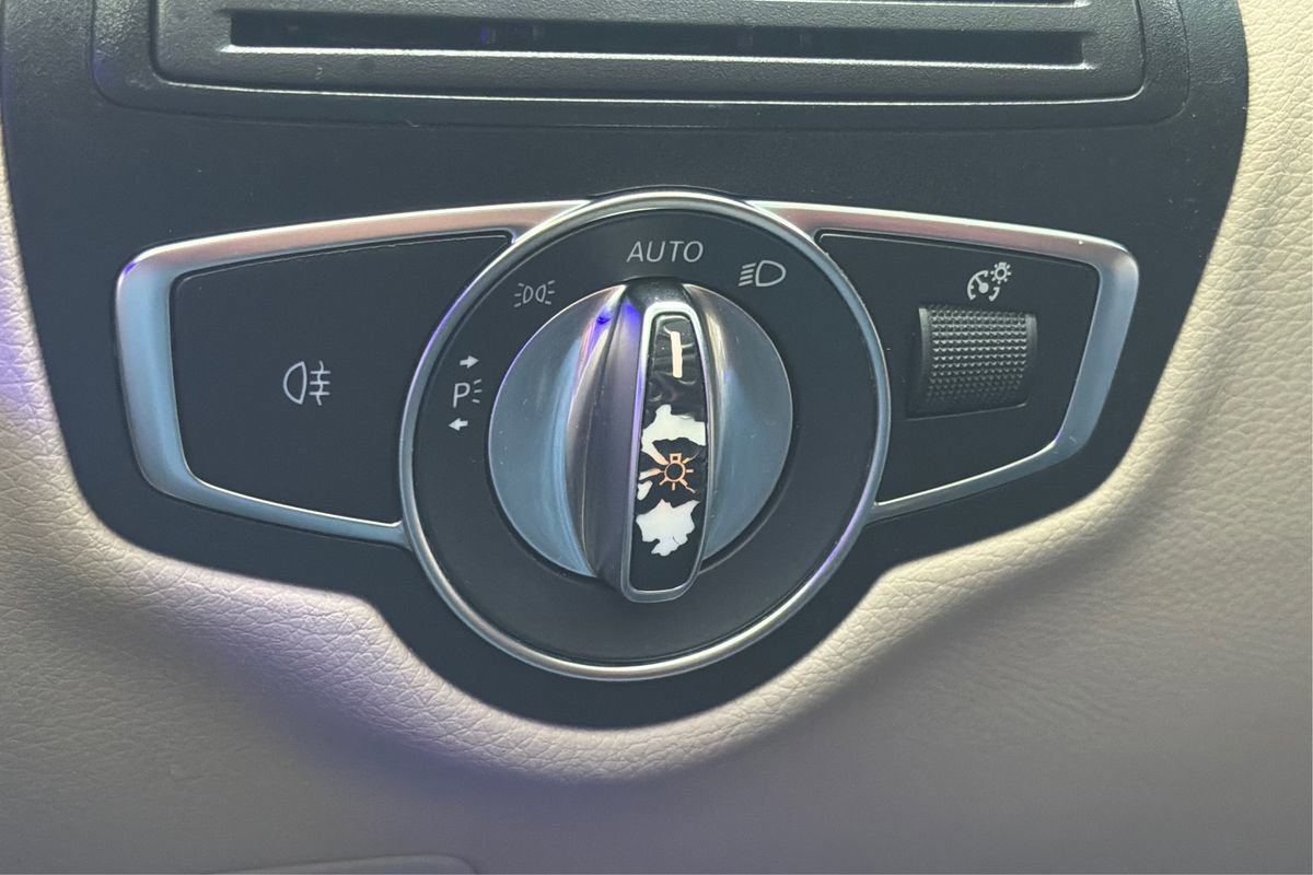 Used 2021 Mercedes-Benz GLC 300 4MATIC w/ Premium Package image 18