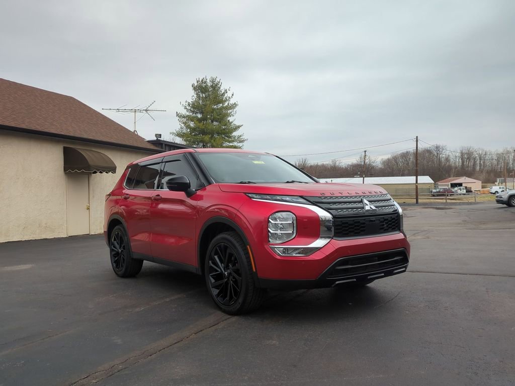 Used 2023 Mitsubishi Outlander SE Black Edition image 3