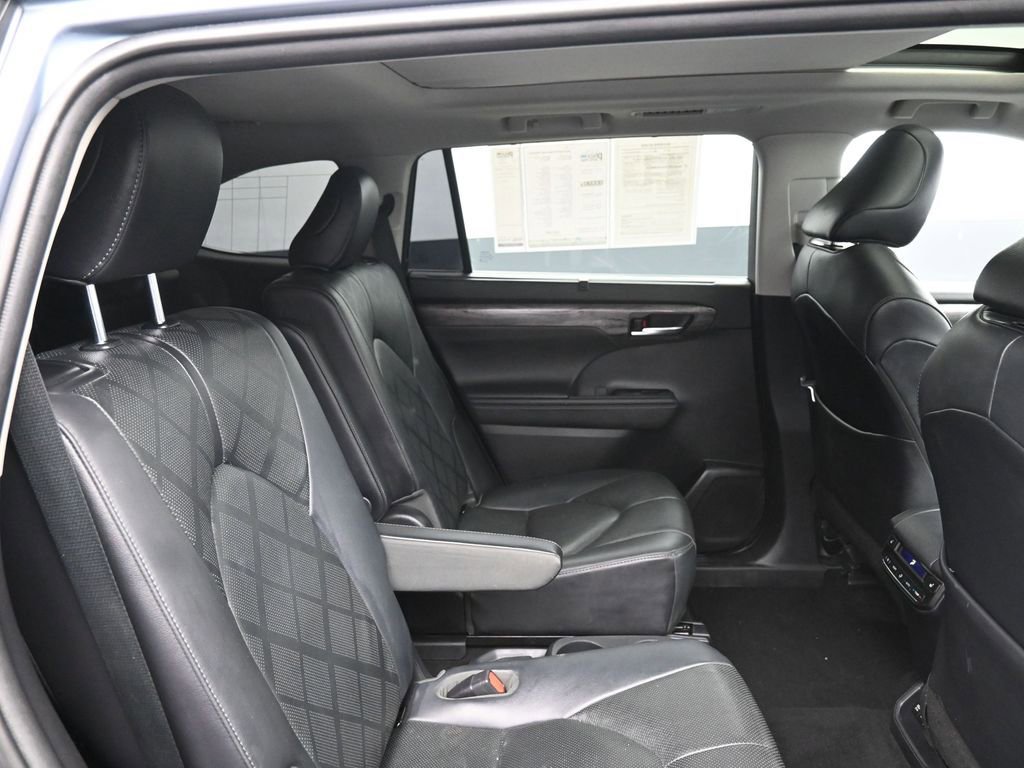 Certified 2020 Toyota Highlander Platinum w/ Preferred Accessory Package AWD/4WD image 27