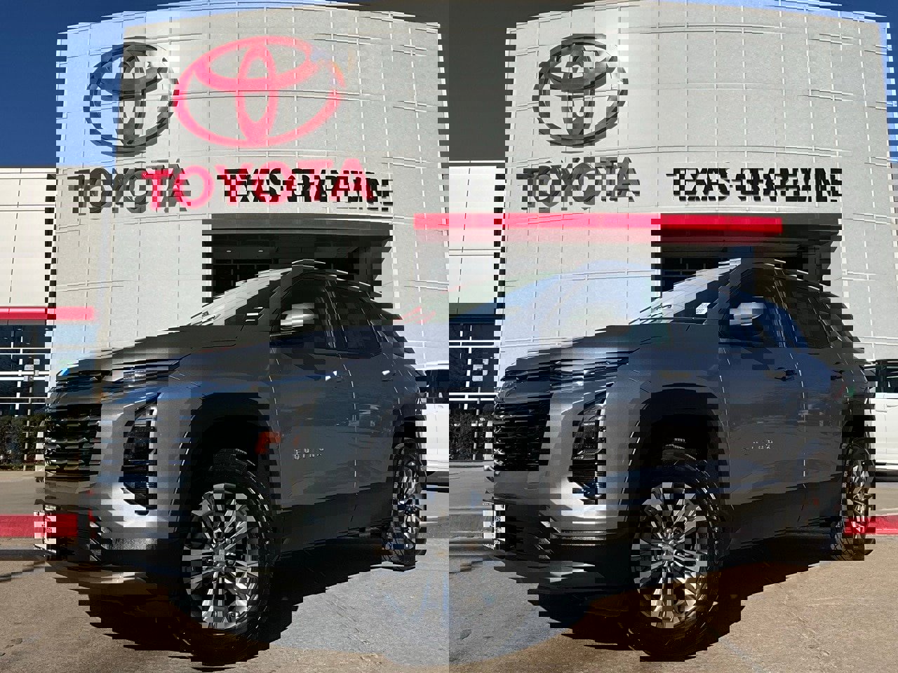 Used 2025 Chevrolet Equinox LT image 2