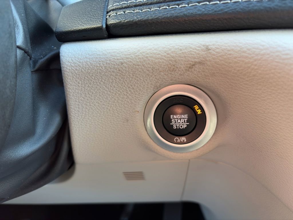 Used 2023 Chrysler Pacifica Touring-L image 23