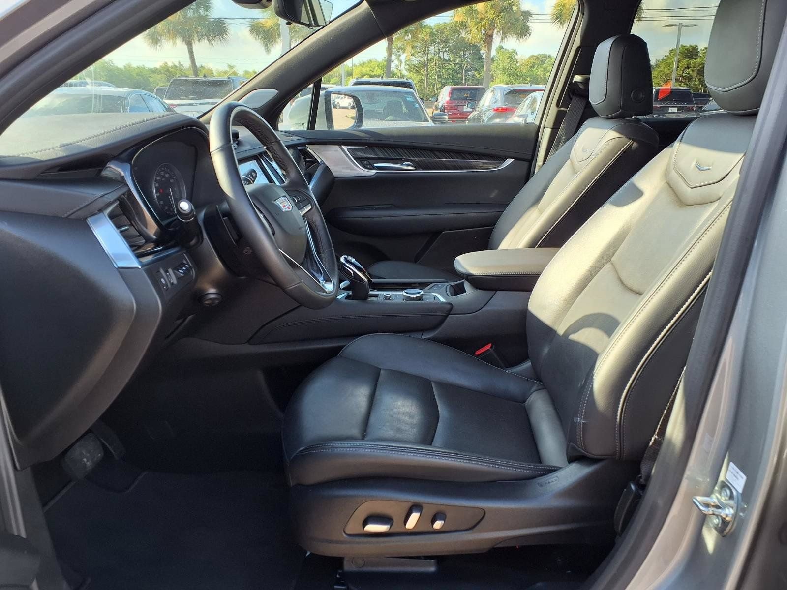 Used 2025 Cadillac XT6 Premium Luxury w/ Technology Package FWD image 25