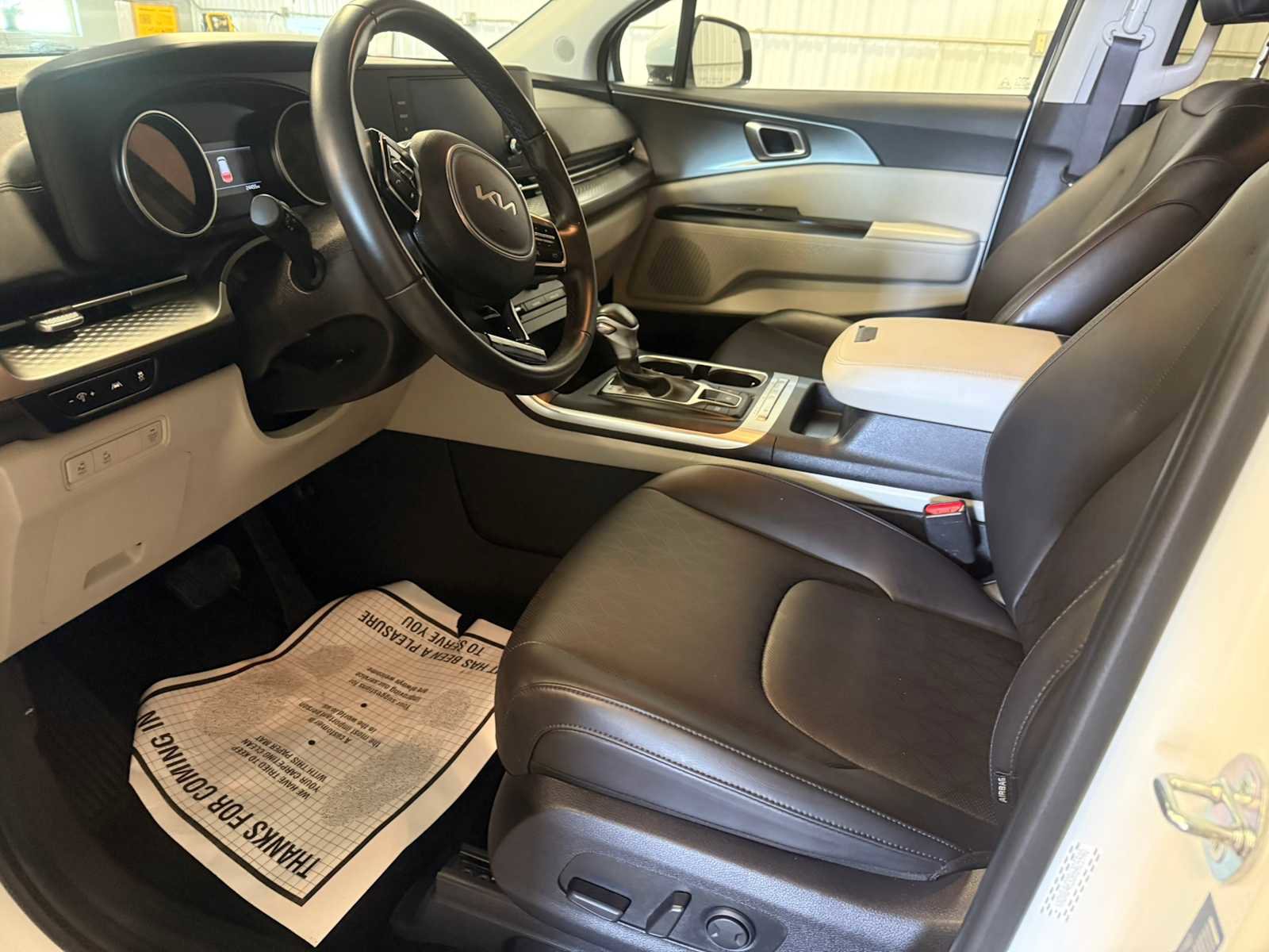 Used 2024 Kia Carnival LX FWD image 19