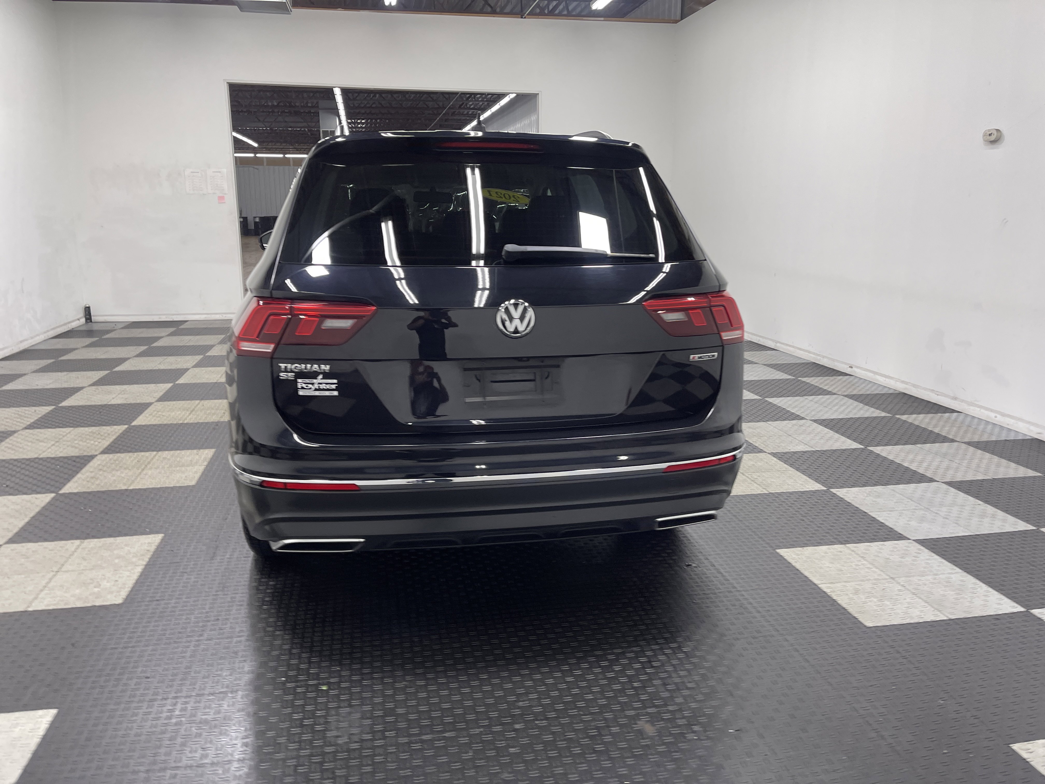 Used 2021 Volkswagen Tiguan SE image 3