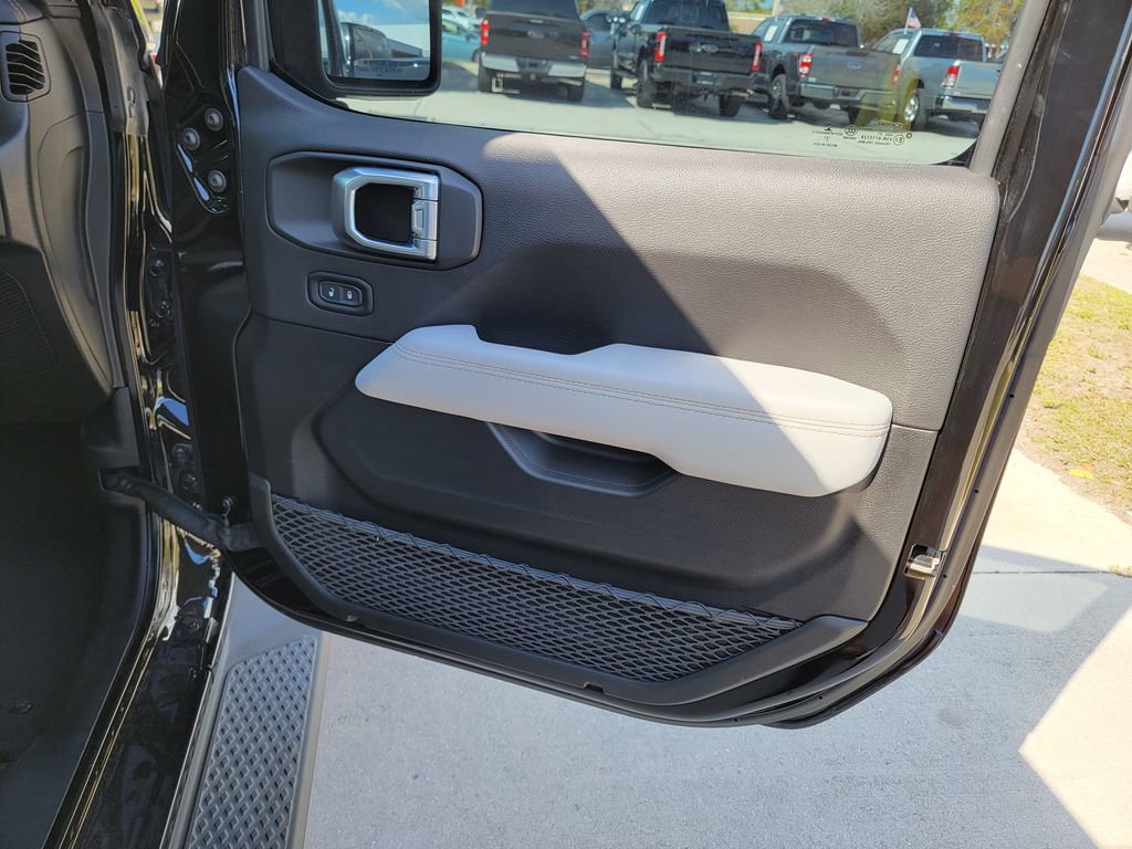 Used 2021 Jeep Gladiator Overland image 11