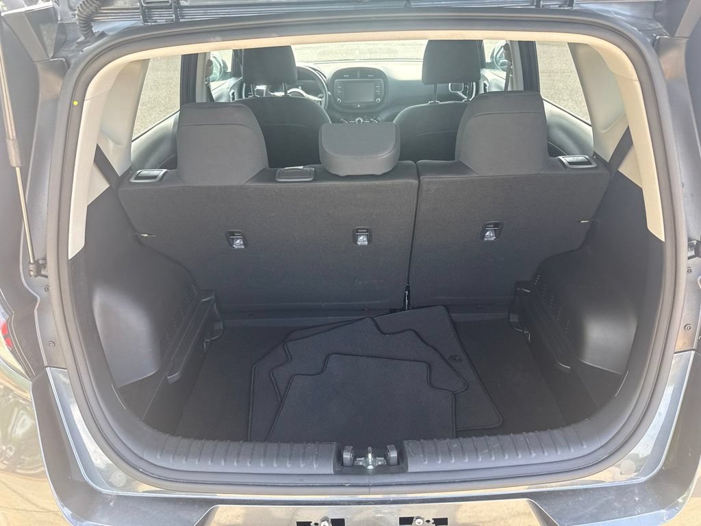 Used 2025 Kia Soul LX w/ LX Technology Package FWD image 9