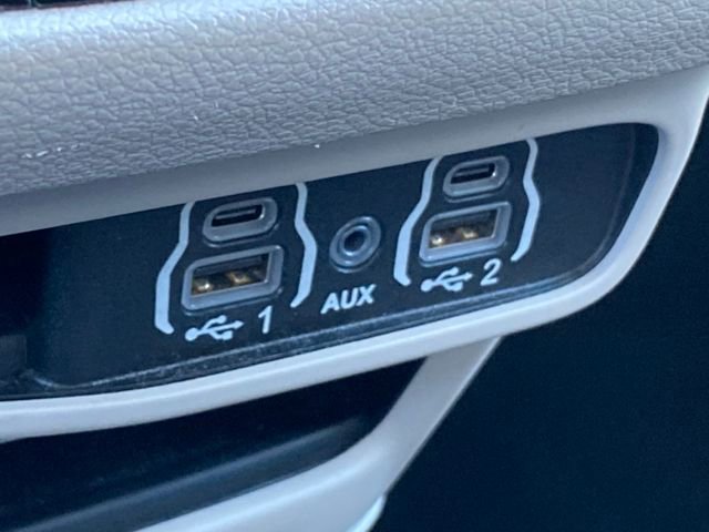 Used 2024 Chrysler Pacifica Touring-L image 18